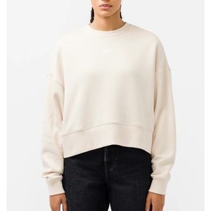 NIKE Sportswear Essentials Oversized Fleece Crewneck in Pearl White/White